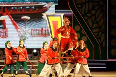 Nghệ sỹ Nhà hát Nghệ thuật Hát bội Thành phố Hồ Chí Minh diễn trích đoạn Trần Hưng Đạo ra quân. (Ảnh: Phương Vy/TTXVN) 