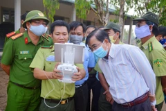 Lực lượng kiểm lâm An Giang sử dụng thiết bị flycam kiểm tra các khu vực có nguy cơ xảy ra cháy rừng. (Ảnh: TTXVN phát)