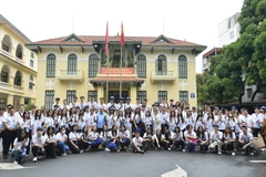 Phó Chủ tịch Ủy ban Trung ương Mặt trận Tổ quốc Việt Nam Hoàng Công Thủy cùng Đoàn đại biểu kiều bào trẻ tham dự Trại hè Việt Nam 2023. (Ảnh: Minh Đức/TTXVN)