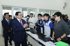 Thủ tướng Phạm Minh Chính với các học sinh, sinh viên Đại học Quốc gia Hà Nội cơ sở Hòa Lạc. (Ảnh: Dương Giang/TTXVN) 