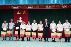 Bộ trưởng Ngoại giao Bùi Thanh Sơn tặng quà cho công nhân lao động có hoàn cảnh đặc biệt khó khăn trên địa bàn tỉnh Vĩnh Phúc. (Ảnh: TTXVN phát)