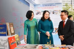 Phó Chủ tịch nước Võ Thị Ánh Xuân thăm gian trưng bày các ấn phẩm báo chí của Thông tấn xã Việt Nam tại Hội báo toàn quốc năm 2022. (Nguồn: TTXVN)