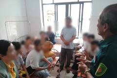 Các em học sinh bị ngộ độc thực phẩm điều trị tại bệnh viện. (Nguồn: Báo Đại đoàn kết)