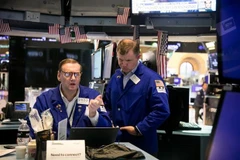 Giao dịch viên làm việc tại Sàn Chứng khoán New York (Mỹ) ngày 6/7/2023. (Ảnh: THX/TTXVN) 