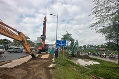 TP.HCM: Khắc phục sự cố xì bể ống cấp nước ở đường Phạm Văn Đồng