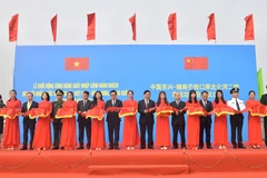 Đại diện lãnh đạo hai tỉnh Quảng Ninh (Việt Nam) và Quảng Tây (Trung Quốc) cắt băng khởi động công năng xuất nhập cảnh hành khách qua Cửa khẩu Quốc tế Móng Cái (khu vực cầu Bắc Luân 2). (Ảnh: Thanh Vân/TTXVN) 
