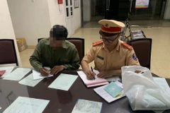 Tài xế có hành vi chở học sinh trên thùng xe trái quy định bị xử phạt vi phạm hành chính số tiền 900.000 đồng và tước giấy phép lái xe 2 tháng. (Nguồn: Công an Cẩm Phả)