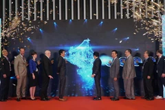 Các đại biểu thực hiện nghi thức khai mạc chuỗi triển lãm. (Ảnh: Văn Phúc/TTXVN) 