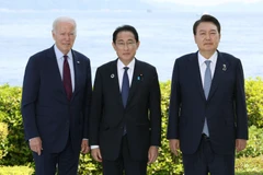 (Từ trái sang) Tổng thống Mỹ Joe Biden, Thủ tướng Nhật Bản Fumio Kishida và Tổng thống Hàn Quốc Yoon Suk-yeol tại cuộc gặp bên lề Hội nghị thượng đỉnh Nhóm Các nước công nghiệp phát triển hàng đầu thế giới (G7) tại Hiroshima, Nhật Bản ngày 21/5/2023. (Ngu