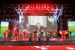 Tiết mục nghệ thuật tại chương trình kỷ niệm 110 năm Ngày sinh Giáo sư, Viện sỹ Trần Đại Nghĩa. (Ảnh: Phạm Minh Tuấn/TTXVN) 