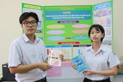 Em Văn Duy Phúc (lớp 12 Văn) và Ngô Khánh Nam (lớp 12 Anh 1) Trường Trung học phổ thông Chuyên Lê Quý Đôn (thành phố Nha Trang). (Ảnh: TTXVN phát)