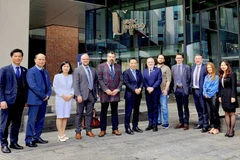 Đại sứ Nguyễn Hoàng Long chụp ảnh kỷ niệm cùng Giáo sư Paul Seawright (thứ 6 từ phải sang) và các giáo sư, giảng viên Đại học Ulster. (Ảnh: TTXVN phát)