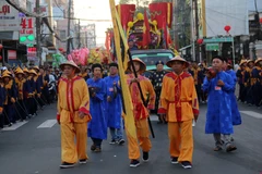 Lễ thỉnh sắc thần Nguyễn Trung Trực trên Đại lộ Nguyễn Trung Trực. (Ảnh: Lê Sen/TTXVN)