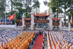 Đông đảo Phật tử dự Đại lễ Phật đản Phật lịch 2567 tại Việt Nam Quốc Tự, Thành phố Hồ Chí Minh. (Ảnh: Tiến Lực/TTXVN) 