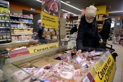 Người dân mua sắm tại một siêu thị ở Moskva, Nga. (Ảnh: AFP/TTXVN) 
