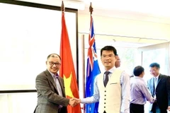 Tham tán Thương mại Việt Nam tại Australia Nguyễn Phú Hòa (áo trắng) và Chủ tịch Hội Doanh nhân Việt Nam tại Australia Trần Bá Phúc. (Ảnh: TTXVN phát)