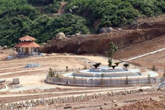 Chủ đầu tư dự án nghĩa trang Trường Đồng (thị trấn Lăng Cô, huyện Phú Lộc) đã triển khai san ủi mặt bằng, đang dần hoàn thiện thi công nhiều hạng mục trong giai đoạn 1 khu chưa đủ thủ tục pháp lý. (Ảnh: Đỗ Trưởng/TTXVN)