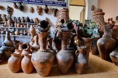 Sản phẩm gốm của Hợp tác xã gốm Chăm Bàu Trúc (thị trấn Phước Dân, huyện Ninh Phước, tỉnh Ninh Thuận). (Ảnh: Nguyễn Thành/TTXVN)