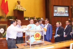 Đại biểu Quốc hội bỏ phiếu tín nhiệm. (Ảnh: Lâm Khánh/TTXVN) 