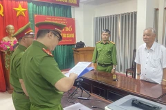 Cơ quan Cảnh sát Điều tra Công an tỉnh Phú Yên đọc Quyết định khởi tố vụ án hình sự, khởi tố bị can đối với ông Phạm Đình Cự. (Ảnh: Tường Quân/TTXVN)