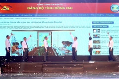 Lãnh đạo tỉnh Đồng Nai thực hiện nghi thức bấm nút ra mắt Cổng thông tin Điện tử Đảng bộ tỉnh. (Ảnh: TTXVN phát)