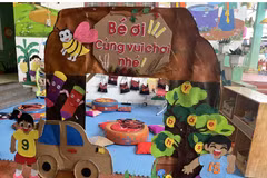 Góc vui chơi của các học sinh Trường Mầm non A Xing, huyện Hướng Hóa được làm từ các vật dụng tái chế như thùng giấy, xốp. (Ảnh: Thanh Thủy/TTXVN)