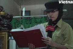 Chị Lê Thị Dần đóng vai trưởng thôn trong tiểu phẩm hài. (Nguồn: Vietnam+)