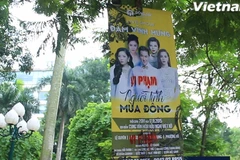Hình ảnh ca sỹ Đàm Vĩnh Hưng in trên chiếc tấm băng-rôn quảng cáo cho chương trình ca nhạc “Người tình mùa Đông” bỗng xuất hiện hai chữ “Vi phạm.” (Nguồn: Vietnam+)