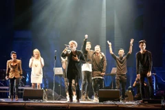 Các nghệ sỹ trong nhóm SpaceSpeakers cùng nhau hát vang ca khúc “Mẹ yêu” của nhạc sĩ Phương Uyên (Nguồn: BTC)