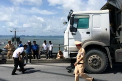 Lực lượng chức năng tiến hành kiểm tra hiện trường. (Ảnh: Nguyễn Hoàng/Vietnam+)