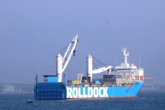 Tàu vận tải hạng năng Rolldock Star thực hiện hạ chìm kỹ thuật tàu ngầm Hải Phòng. (Ảnh: Tiên Minh/TTXVN)