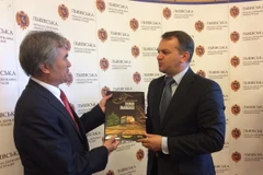 Thị trưởng Lvov trao quà cho Đại sứ Nguyễn Minh Trí. (Ảnh: Duy Trinh/Vietnam+)