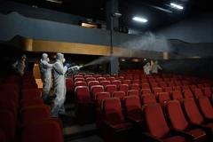 Nhân viên y tế Hàn Quốc phun thuốc khử trùng để ngăn chặn MERS lây lan tại thủ đô Seoul. (Nguồn: AFP/TTXVN)