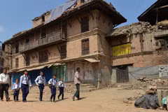 Học sinh Nepal trở lại trường học sau động đất. (Nguồn: AFP/TTXVN)