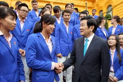Chủ tịch nước Trương Tấn Sang với các huấn luyện viên và vận động viên đạt thành tích cao tại SEAgames 28. (Ảnh: Nguyễn Khang/TTXVN)