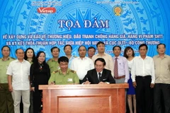 Ký kết thỏa thuận hợp tác giữa Cục Cục Quản lý Thị trường với VATAP. (Ảnh: Trần Việt/TTXVN)