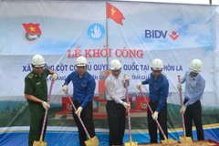 Lễ khởi công xây dựng cột cờ chủ quyền Tổ quốc tại đảo Hòn La. (Ảnh: Đức Thọ/TTXVN)