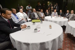 Đặc phái viên của LHQ về Yemen Ismail Ould Cheikh Ahmed (trái) và đại diện các phe phái tại Yemen tham gia vòng đàm phán ở Geneva. (Nguồn: AFP/TTXVN)