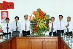 Chủ tịch Nguyễn Thiện Nhân tặng hoa chúc mừng TTXVN. (Ảnh: Nguyễn Dân/TTXVN)