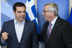 Thủ tướng Hy Lạp Alexis Tsipras (trái) và Chủ tịch EC Jean-Claude Juncker trước cuộc gặp ngày 24/6. (Nguồn: AFP/TTXVN)