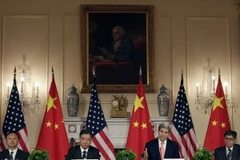 Ủy viên Quốc vụ Trung Quốc Dương Khiết Trì, Phó Thủ tướng Trung Quốc Uông Dương, Ngoại trưởng Mỹ John Kerry và Bộ trưởng Tài chính Mỹ Jacob Lew tại lễ bế mạc S&ED. (Nguồn: AFP/TTXVN)