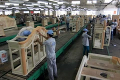 Sản xuất đồ gỗ nội thất gia dụng cao cấp xuất khẩu. (Ảnh: Vũ Sinh/TTXVN)