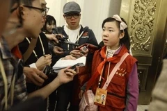 Phóng viên nhí Sun Luyuan khiến các quan chức Trung Quốc toát mồ hôi (Nguồn: AFP)
