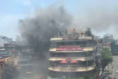 Hiện trường vụ cháy gần Hồ Gươm (Ảnh: Lê Minh Sơn/Vietnam+)