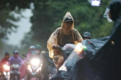 Hà Nội mưa kéo dài, ảnh hưởng đi lại của người dân. (Ảnh: Thanh Tùng/TTXVN)