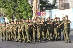 Các lực lượng diễu hành, biểu dương lực lượng tham gia bảo vệ an ninh trật tự ở cơ sở trên địa bàn thành phố Nha Trang, tỉnh Khánh Hòa. (Ảnh: Phan Sáu/TTXVN)