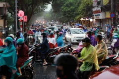 Người dân di chuyển khó khăn trên nút giao Minh Khai-Tam Trinh-Kim Ngưu. (Ảnh: Thanh Tùng/TTXVN)