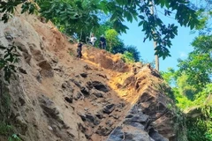 Lực lượng chức năng xử lý đất, đá tại Km127+700, Quốc lộ 4D, đoạn thuộc xã Cốc San, thành phố Lào Cai. (Ảnh: Quốc Khánh/TTXVN)