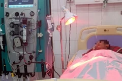 Điều trị cho một bệnh nhân ngộ độc methanol và được lọc máu. (Ảnh: TTXVN phát)