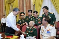 Chủ tịch nước Tô Lâm thăm hỏi các cựu chiến binh cao tuổi. (Ảnh: Nhan Sáng/TTXVN)